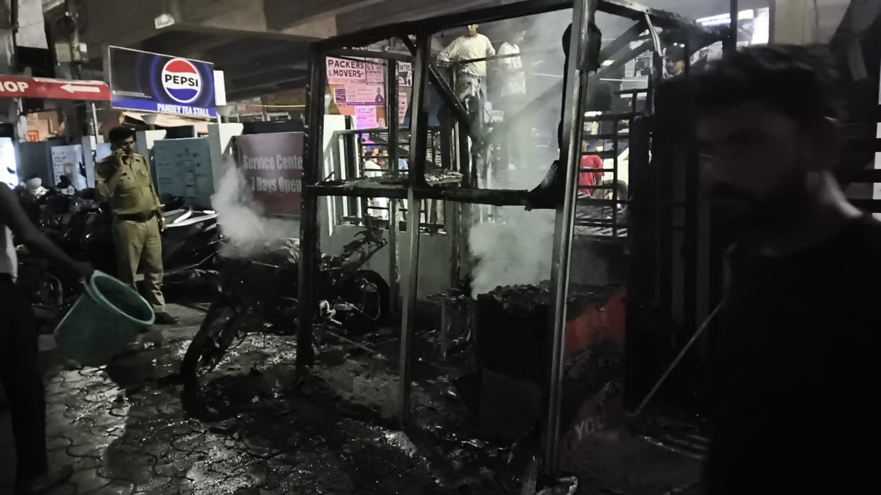 Fire breaks out on bike showroom premises, chaos ensues