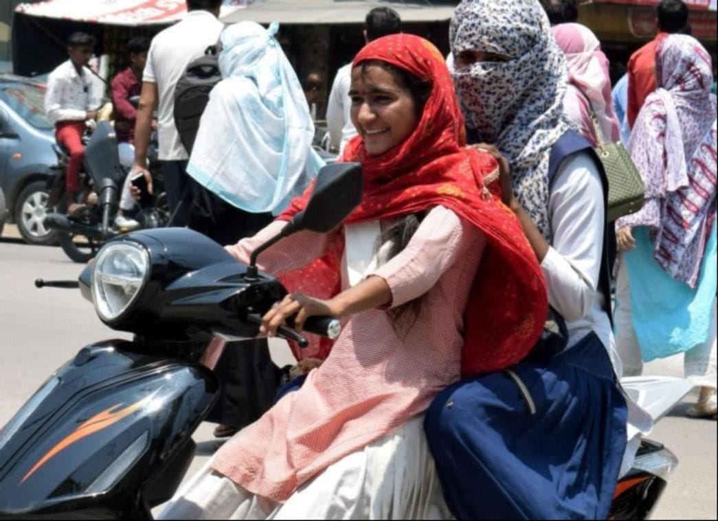 Due to the scorching sun, traffic on the roads remained low.