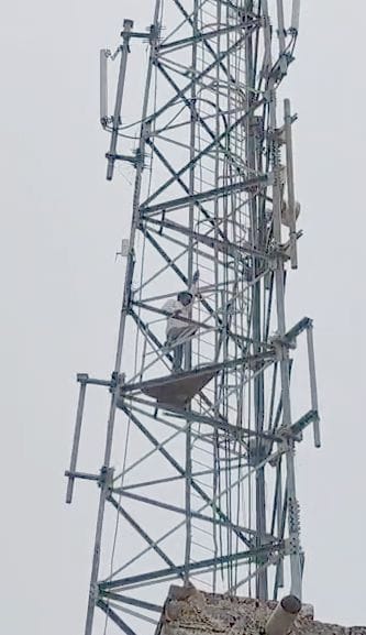 The leased land was sold to someone else before the stipulated time, the victim climbed the tower.