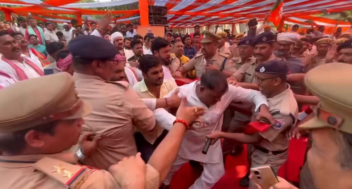 BJP and SP supporters came face to face on the stage