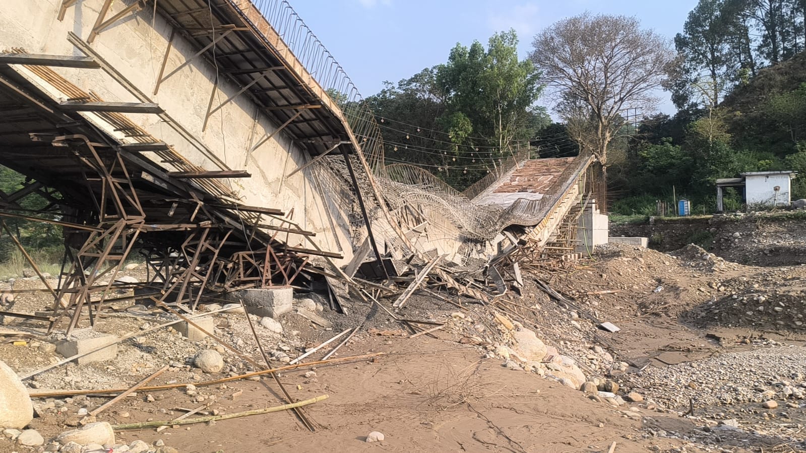 धनोटू-ललेटा-बनुमहादेव सड़क पर निर्माणाधीन पुल ढहा। -स्रोत : जागरूक पाठक