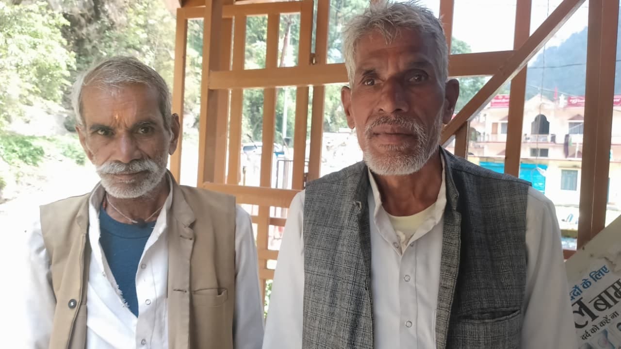 उत्तरकाशी से गंगोत्री धाम की पैदल यात्रा पर निकले मध्यप्रदेश के चचरे भाई उधम सिंह व दिवान सिंह।