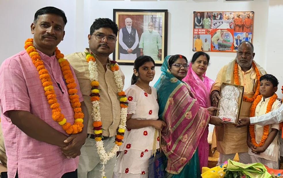 Minister Hansraj Vishwakarma was congratulated by the workers