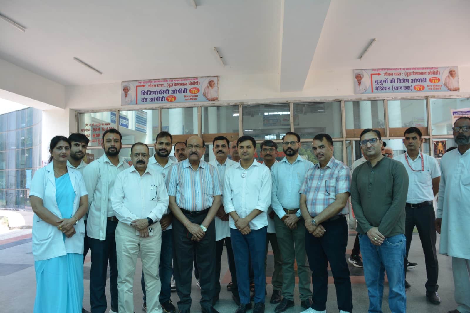 04 पीजीआई की ओपीडी में नर्सिंग एसोसिएशन सदस्यों के साथ कुलपति डॉ. एचके अग्रवाल व अन्य। स्रोत: प