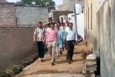 12जेएनडी08-छात्तर गांव का मुआयना करने पहुंचे एसडीएम रमित यादव और अन्य विभाग अधिकारी। स्रोत ग्र
