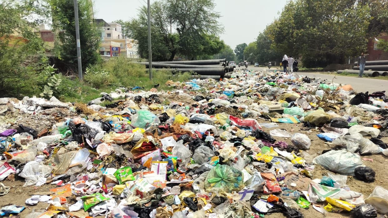 The city is in a bad shape due to the strike of sanitation workers.
