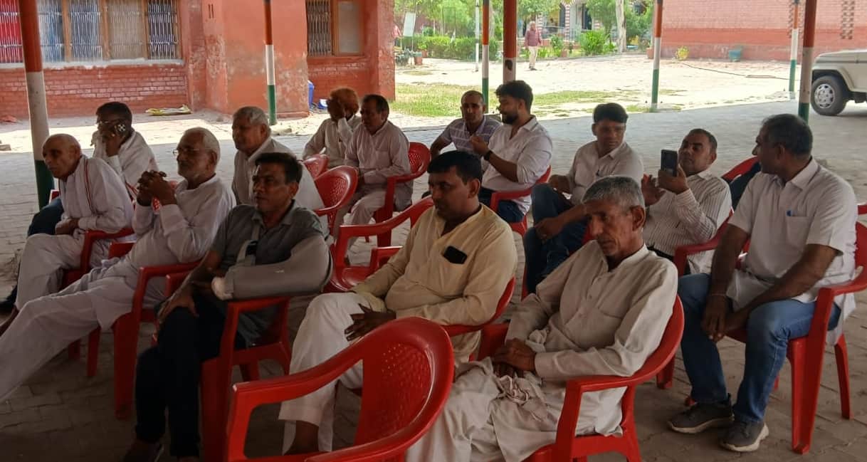 20-कन्या वरिष्ठ माध्यमिक विद्यालय में पहुंचे ग्रामीण। संवाद