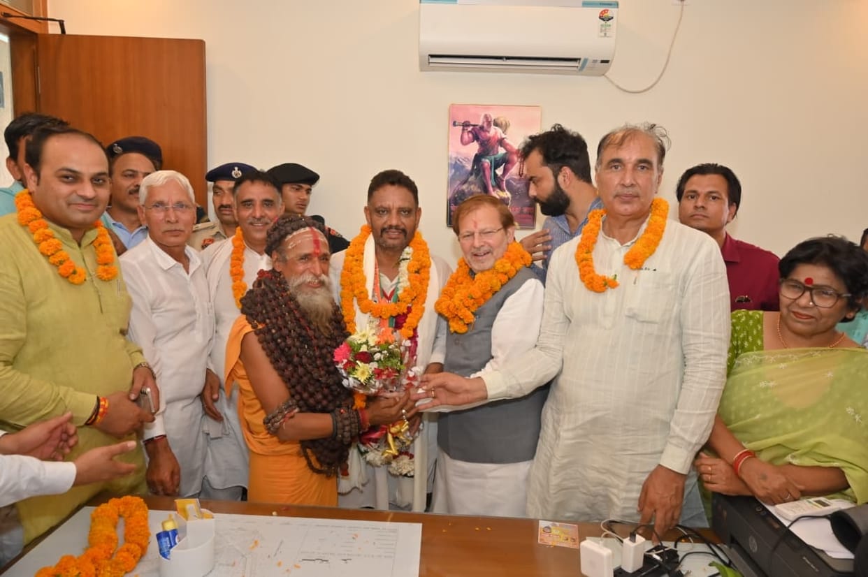 The scattered opposition could not stand in front of the coach, who became chairman again after 18 years.