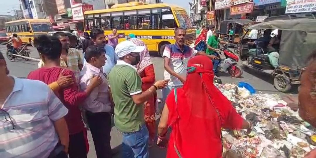 Quarrel over garbage...garbage on the road, councilor and employee get into a fight