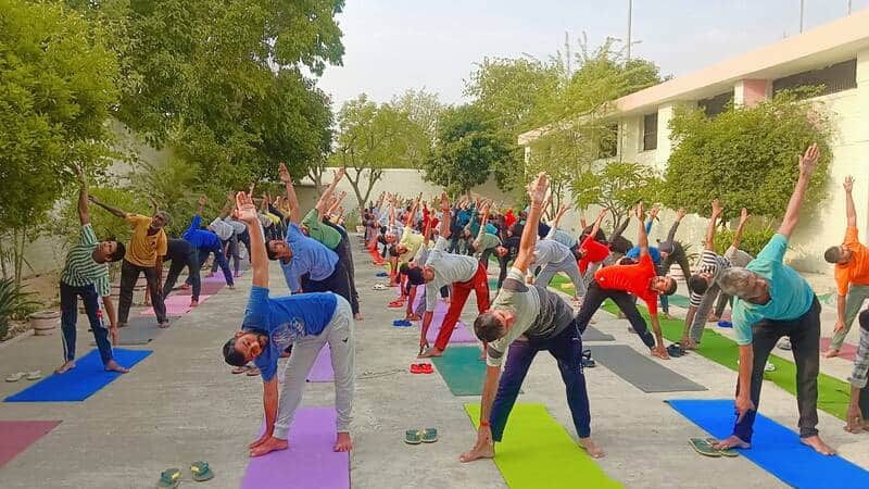 35-सुनारिया जेल में योग करते कैदी। स्रोत: डॉक्टर