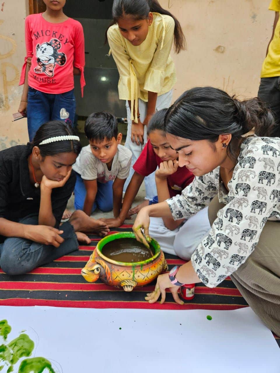 36-कार्यशाला के दौरान कला की बारीकियां सिखाती चित्रकार पावनी । स्रोत : टोली