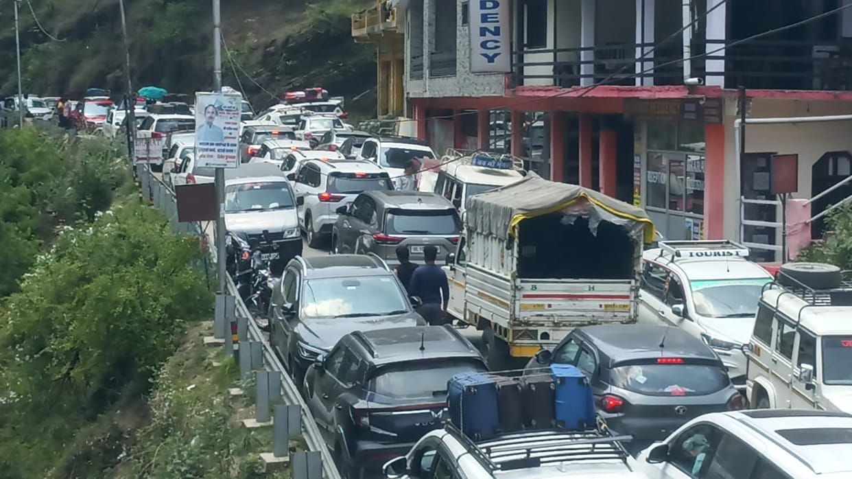 Heavy traffic jam at Jageshwar Dham, devotees stranded for hours