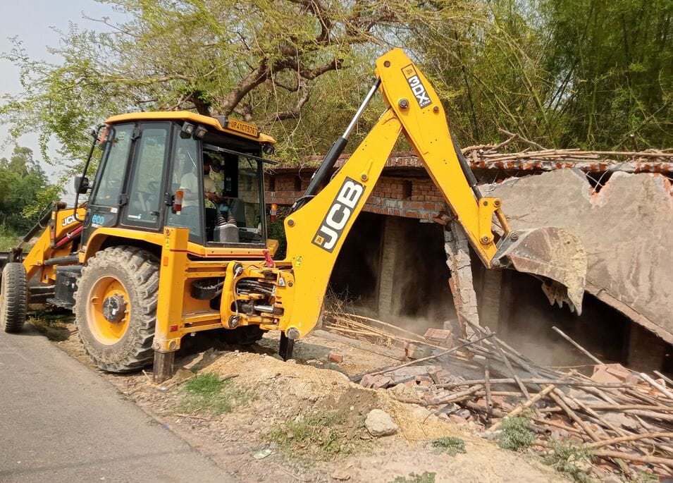 Bulldozers run on illegal shops on court orders