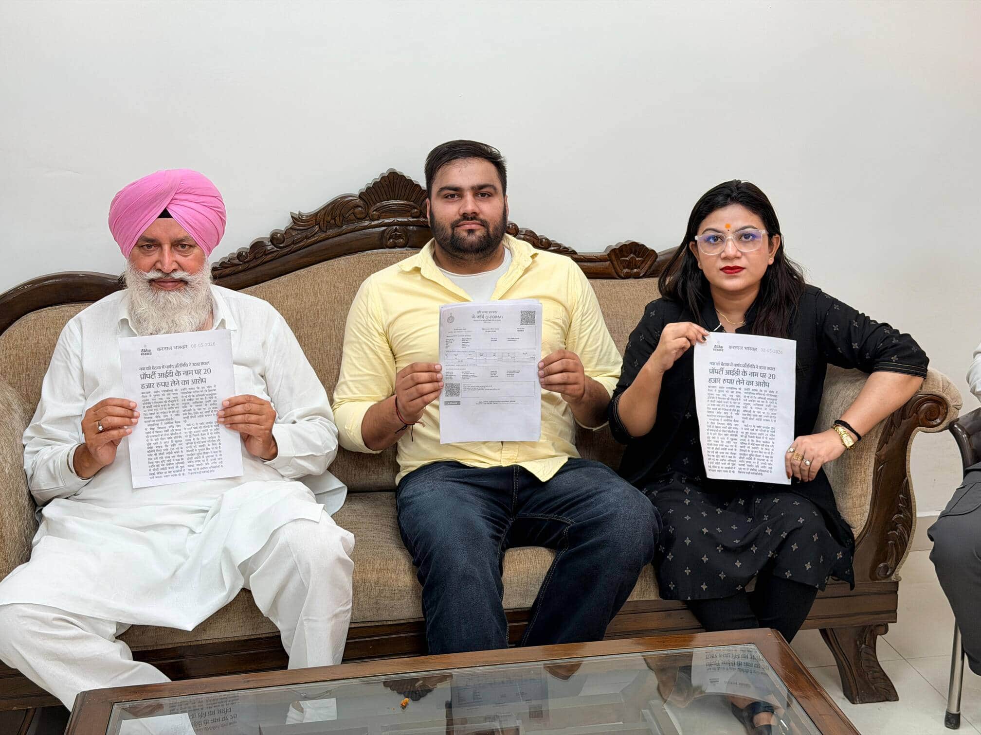असंध पत्रकारों से बातचीत करते युवा कांग्रेस के जिलाध्यक्ष रजत लाठर व पूर्व विधायक बख्शीश सिंह व
