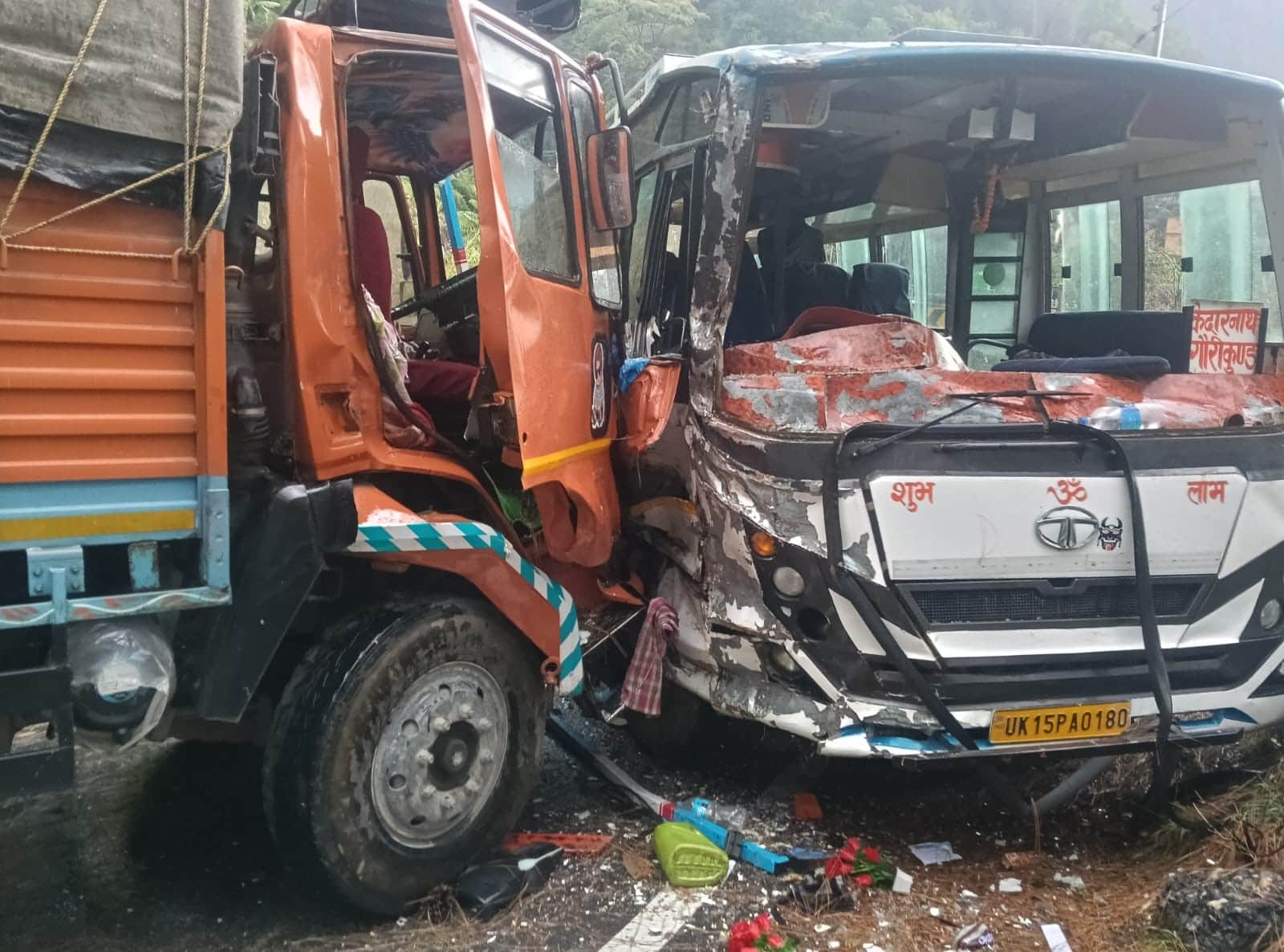 बदरीनाथ हाईवे पर कुहेड़ में बस और ट्रक की हुई भिडंत। दोनों वाहन हुए क्षतिग्रस्त। स्रोत: जागरुक