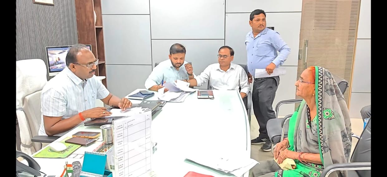 Sir absent, employee missing... DM himself called on the old lady's complaint and the truth was revealed.
