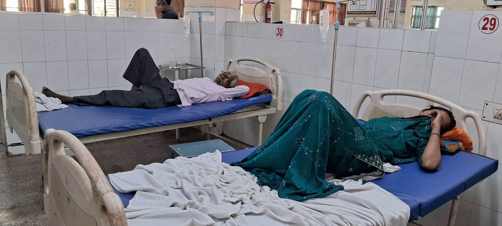  बुधवार को जिला अस्पताल के वार्ड नंबर तीन में भर्ती मरीज। संवाद