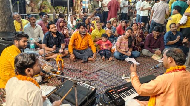 A huge crowd of devotees gathered at Sankat Mochan Darbar, cheers echoed.