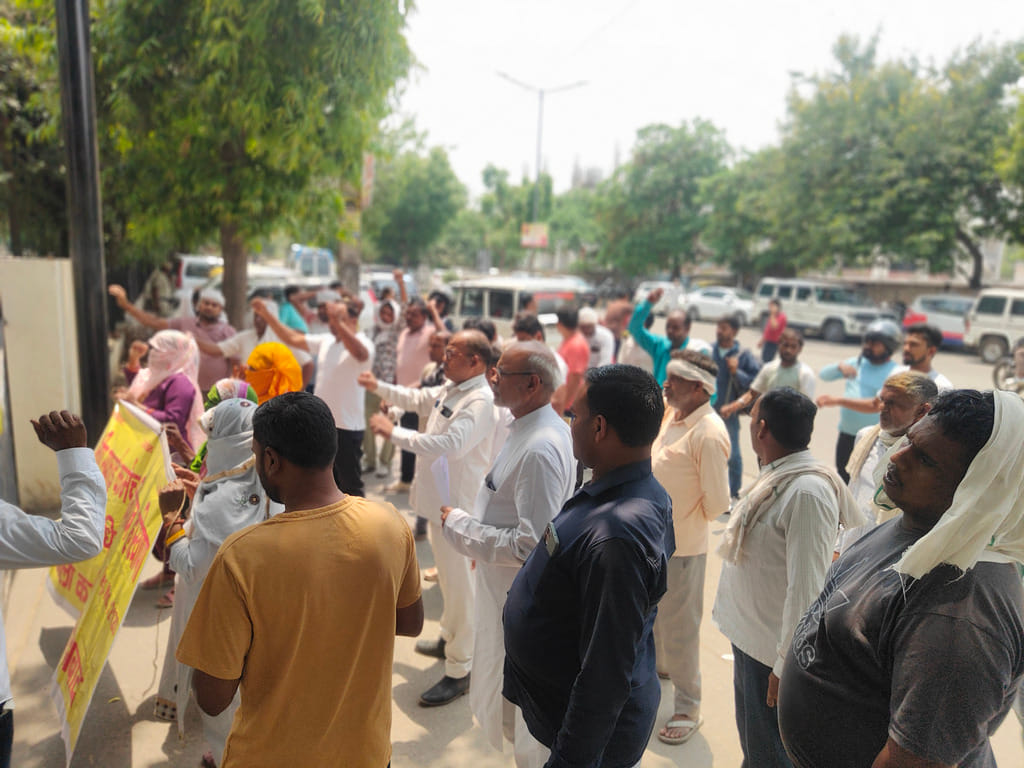 The sanitation workers' protest turned violent, dumping garbage at the main entrance of the Municipal Commissioner's office.