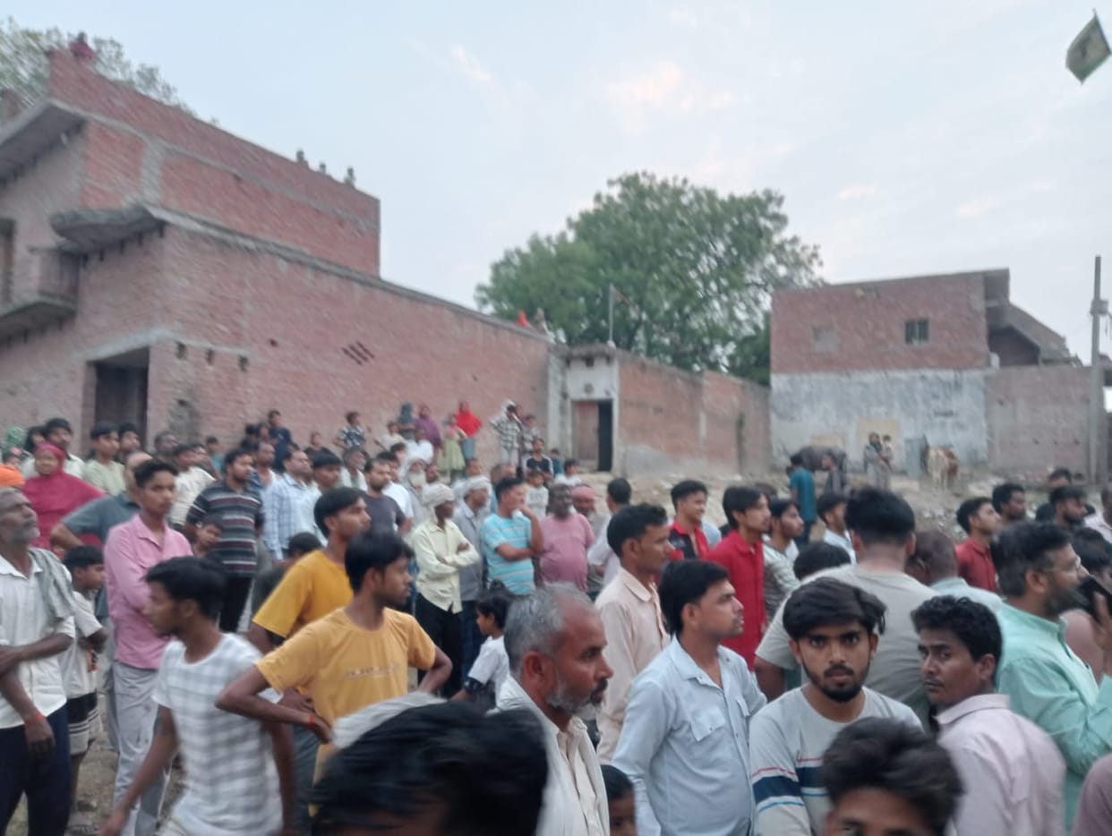 A young man died due to electric shock, his body remained hanging on a pole for an hour.