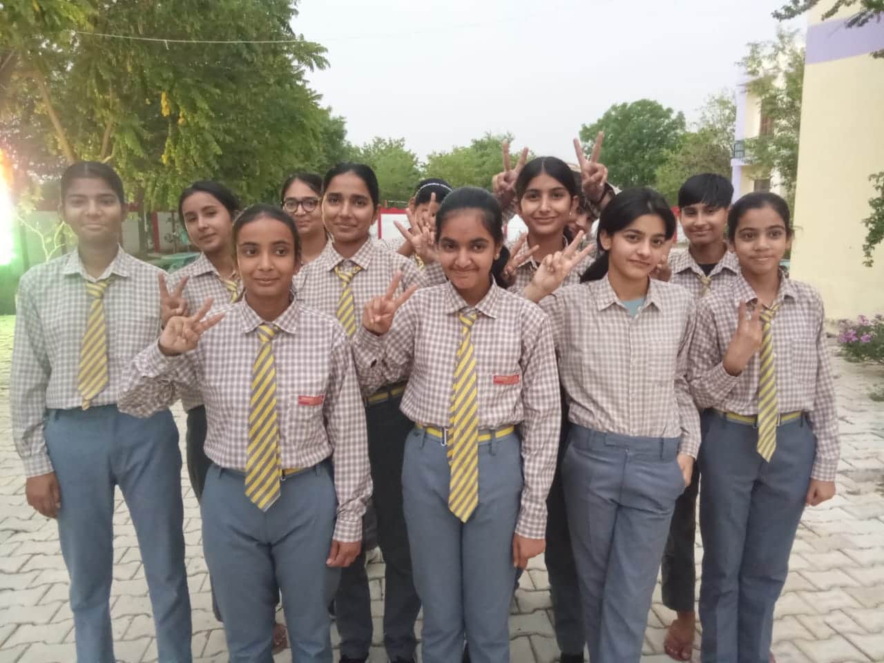 फोटो नंबर- 19परीक्षा परिणाम घोषित होने पर उत्साहित आरोही मॉडल स्कूल मंढाना के विद्यार्थी। स