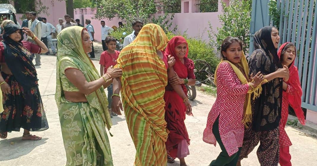फोटो15कासगंज के पोस्टमार्टम गृह पर रोते बिलखते मृतक छात्र जितेंद्र के परिजन । संवाद