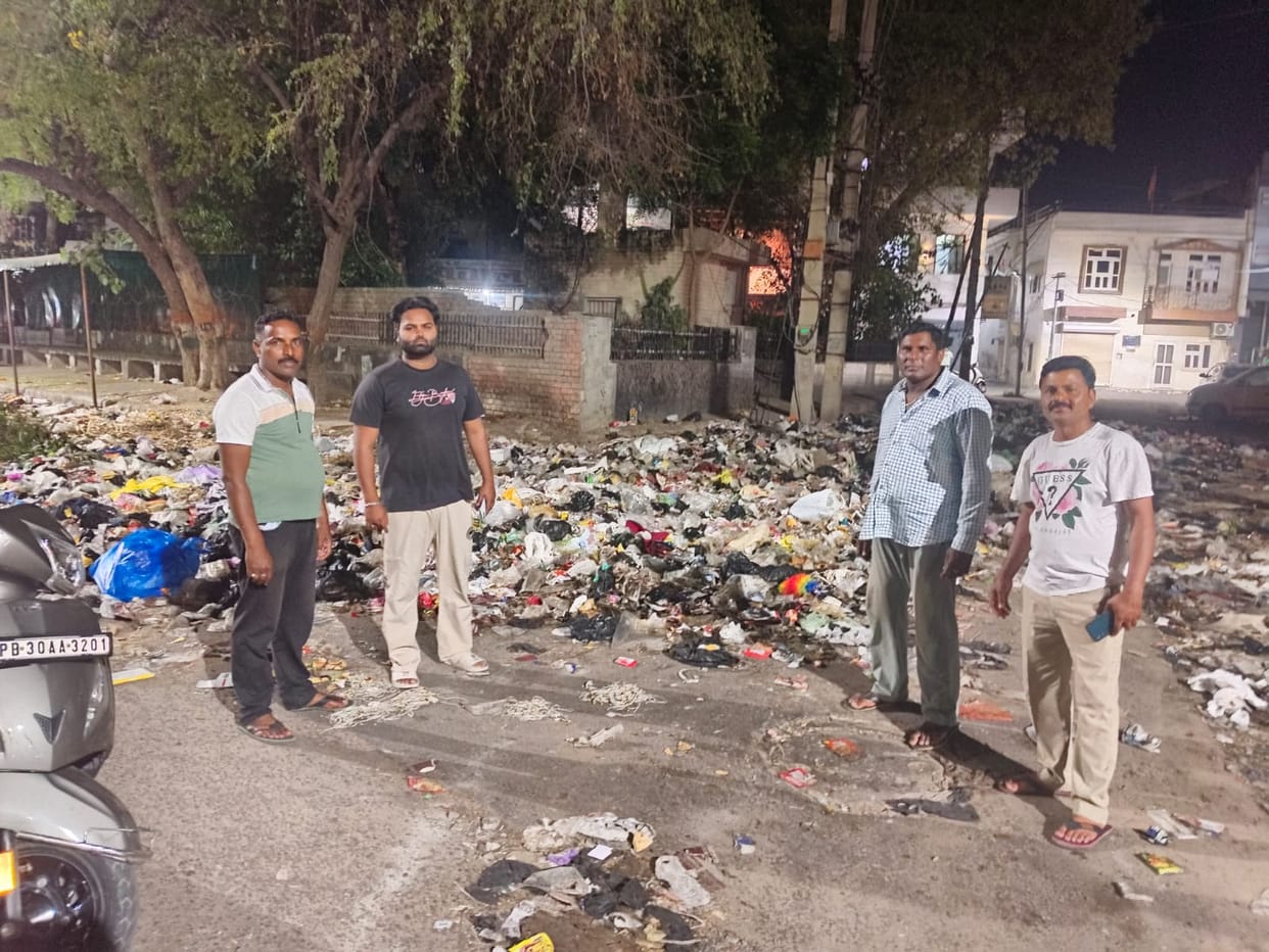 Strike continues, employees keeping watch over garbage piles at night, 2000 tons scattered on the road