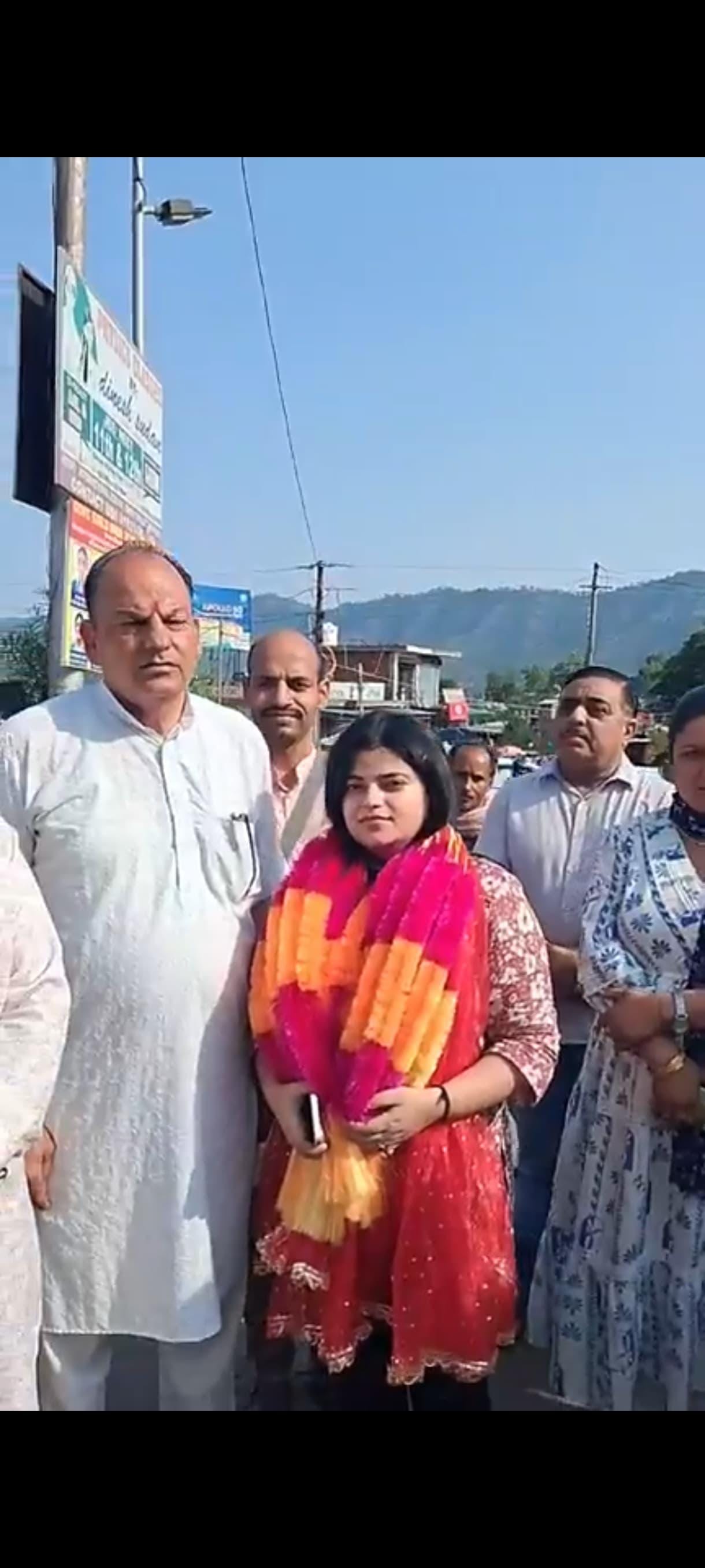 फिंतर गांव पहुंचने पर रिंकी सिंह का स्वागत करने लोग। स्रोत जागरूक पाठक।