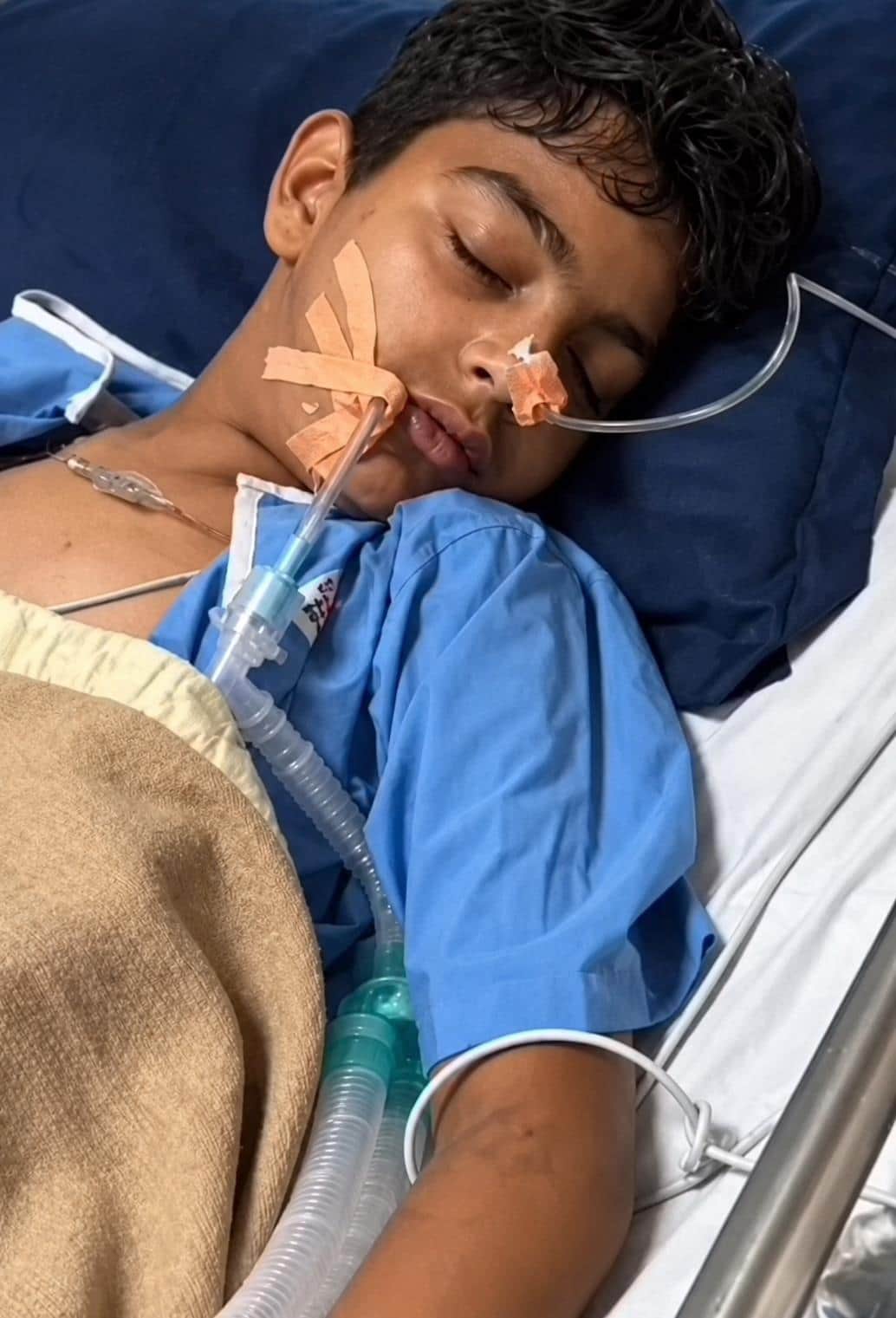 गंजोगढ़ी गांव में चाकू लगने के बाद घायल गुरमन अस्पताल में इलाज के दौरान।5