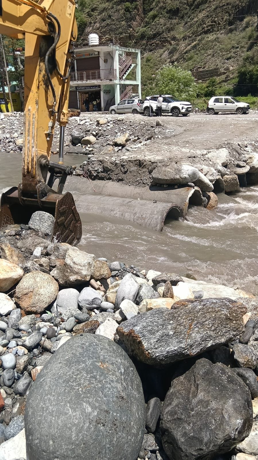 Efforts are underway to maintain smooth traffic flow by laying three more RCC pipes in Ganvi Khad
