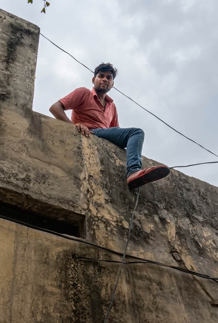गांव मढ़ापिथू में पत्नी से विवाद के बाद घर की छत पर चढ़ा युवक। स्रोत : सोशल मीडिया