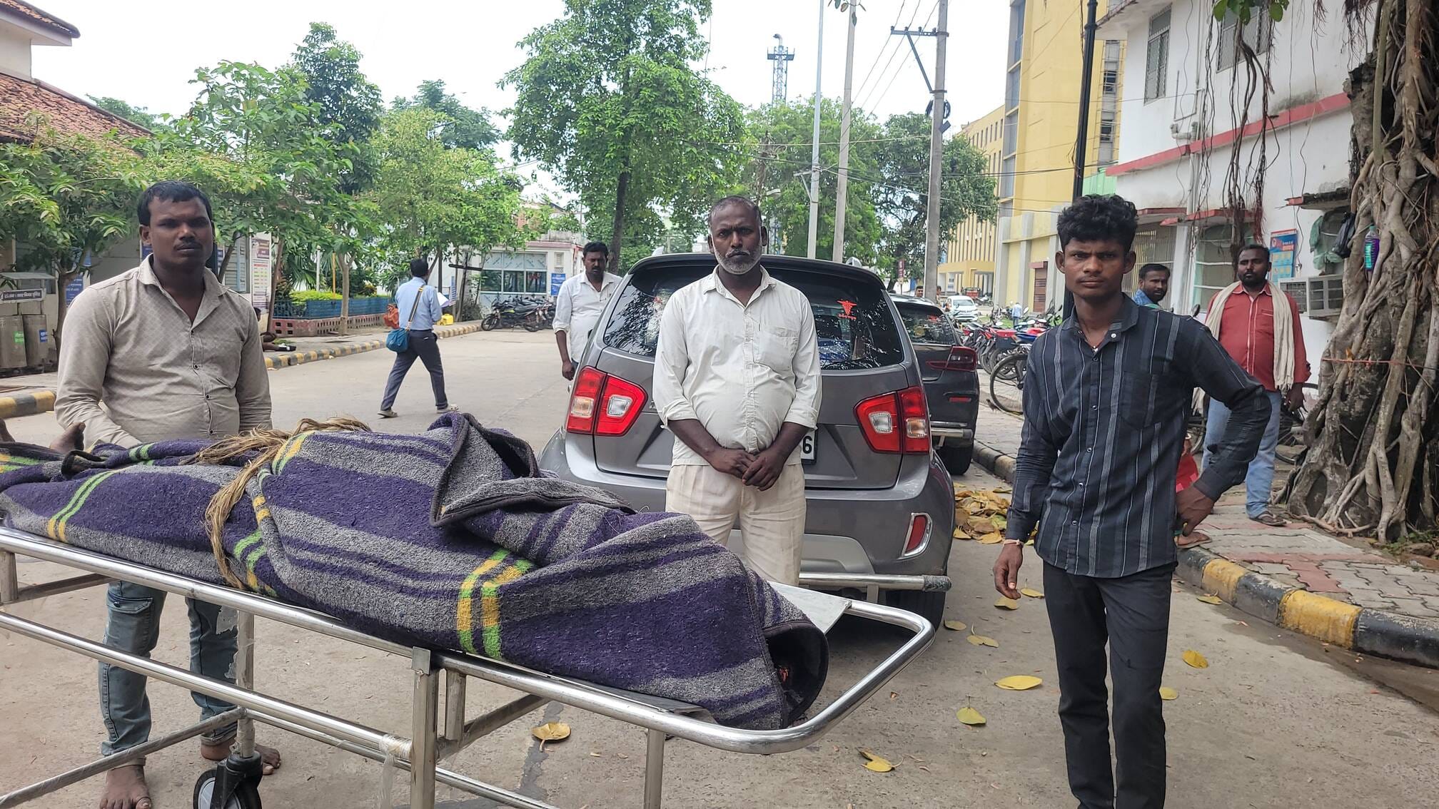 पोस्टमार्टम कराने पहुंचे परिजन