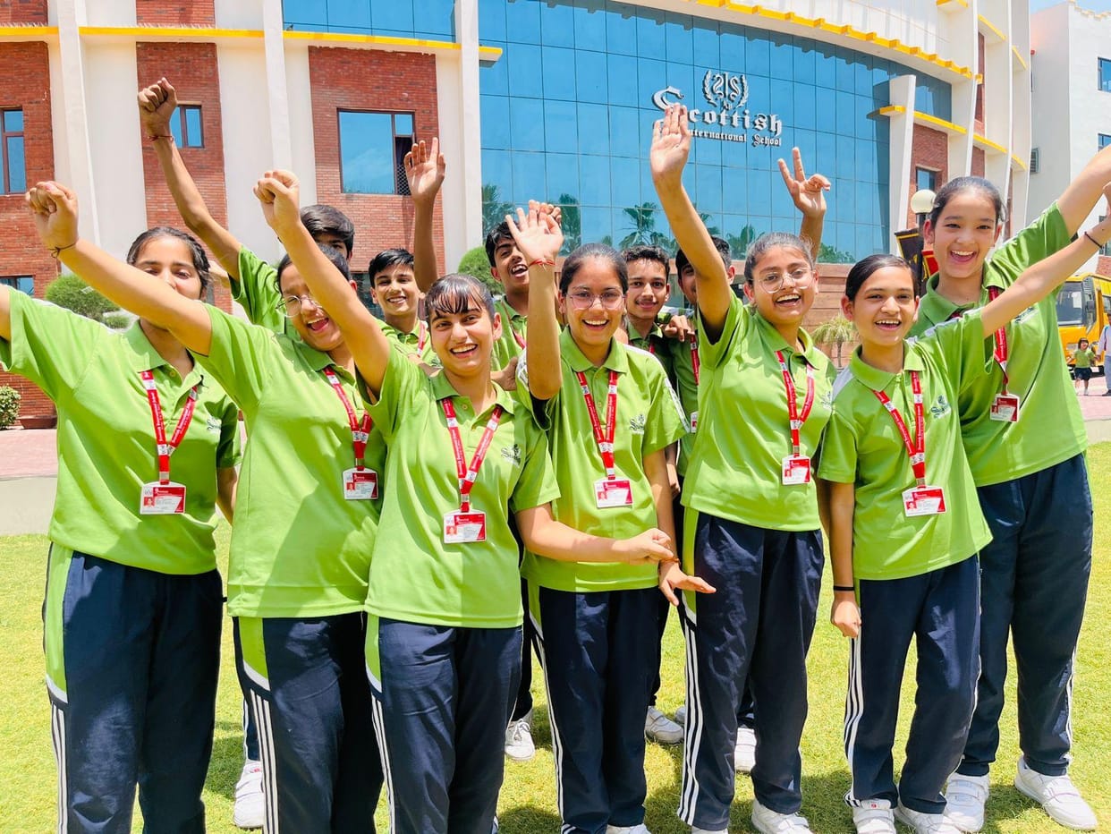Promising students hoisted the flag of their intelligence