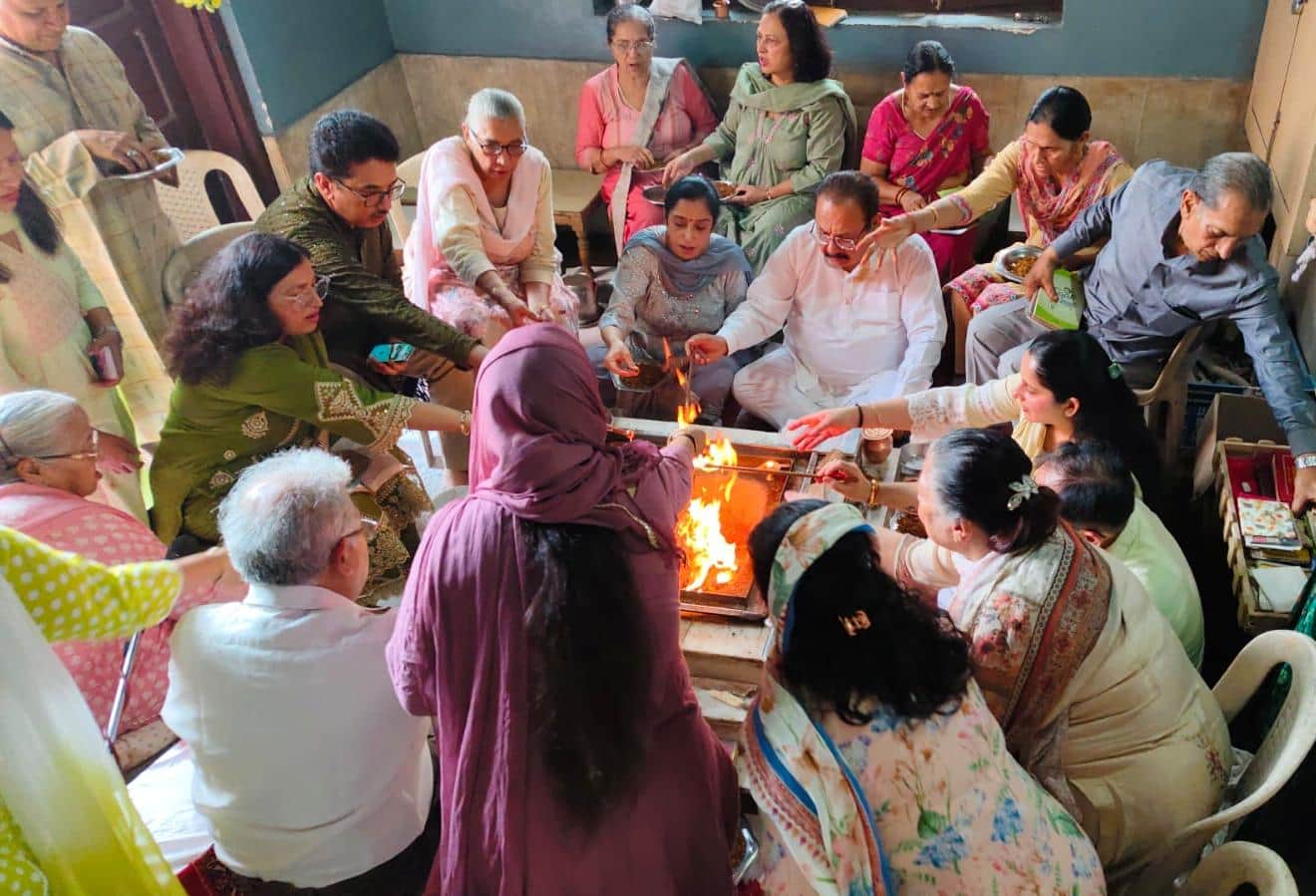  हवन में आहुतियां डालते भारत विकास परिषद् कर्ण शाखा के सदस्य। स्वयं
