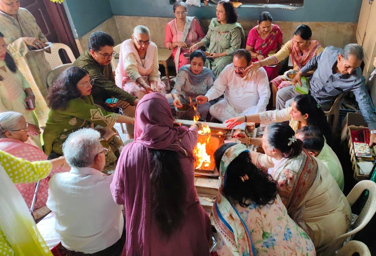  हवन में आहुतियां डालते भारत विकास परिषद् कर्ण शाखा के सदस्य। स्वयं