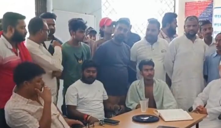 थाना परिसर में बैठे लोग