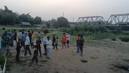 bihar news madhepura train accident youth killed railway bridge bihar police investigation