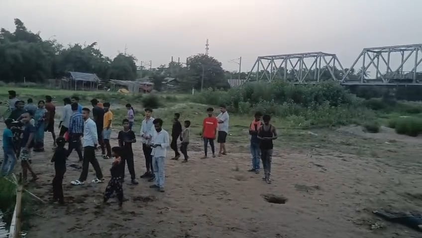 bihar news madhepura train accident youth killed railway bridge bihar police investigation