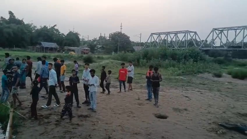 इसी पुल पर टक्कर लगने पर नीचे गिरा युवक