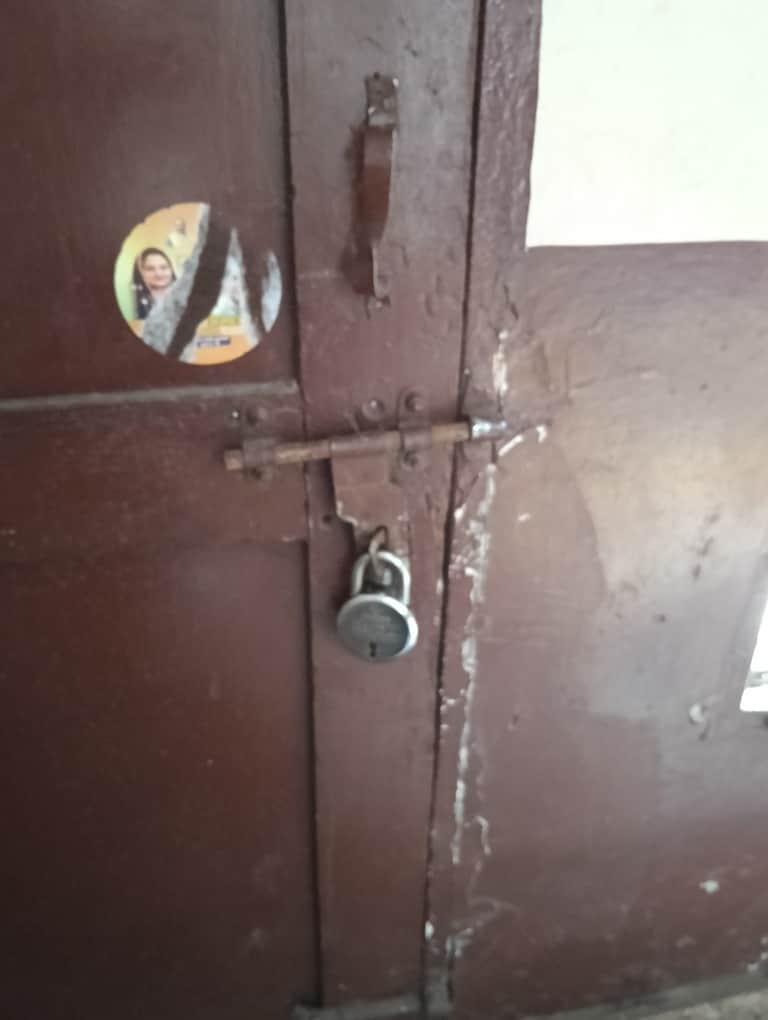 इसी दरवाजे के कुंडे को तोड़कर निकले थे चारों बच्चे। संवाद