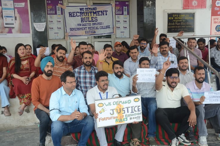 जीएमसी कठुआ में हड़ताल पर बैठे नॉन गजेटिड कर्मचारी