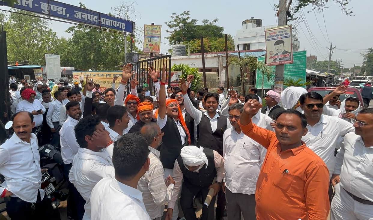 Advocates protested by raising slogans in Kunda Tehsil.