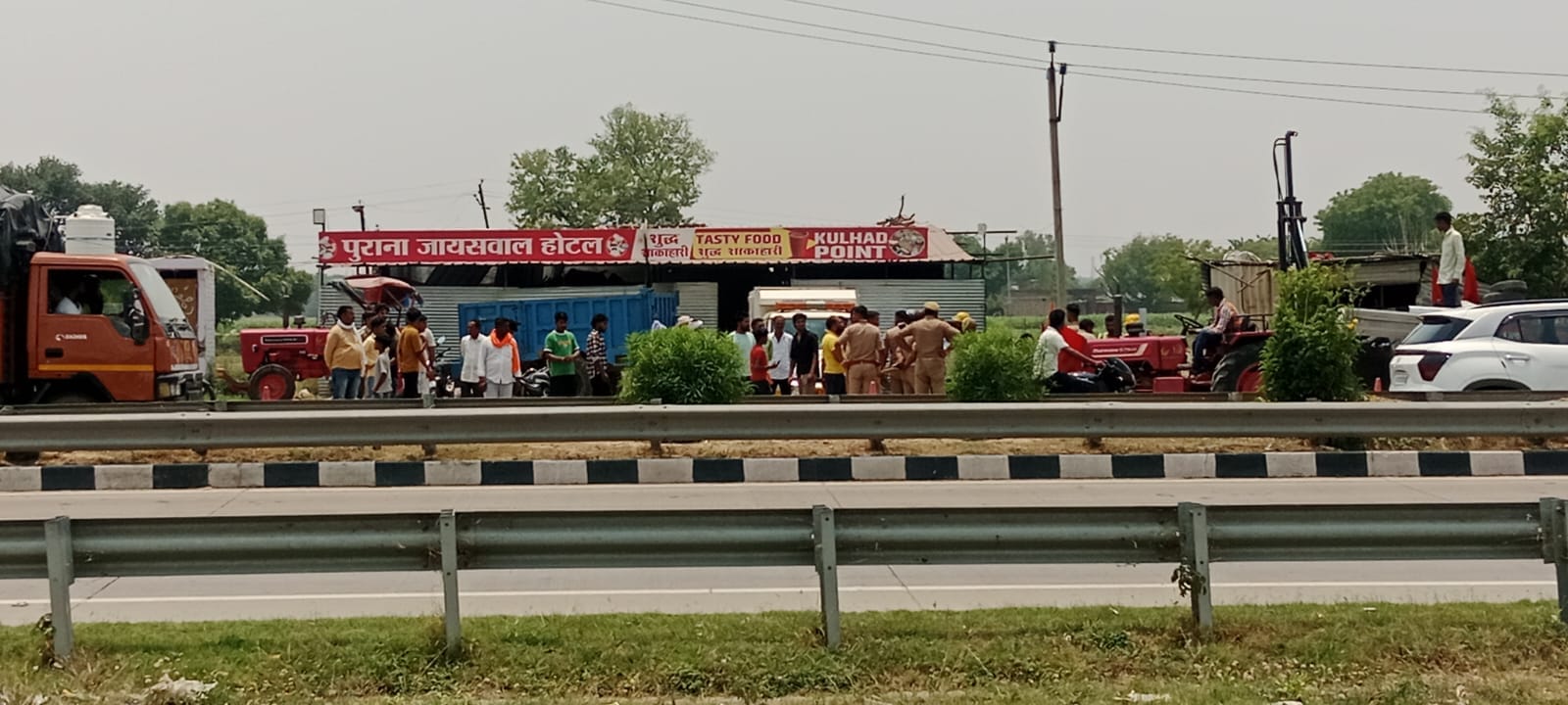 कोखराज हाइवे पर बवाल के बाद लगी पुलिस व लोगों की भीड़। स्रोत: सोशल मीडिया