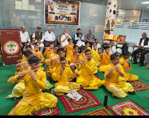 20-day flute playing workshop begins at Geeta Gyan Sansthanam