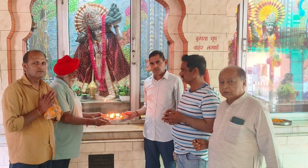 Devotees worship Hanuman ji
