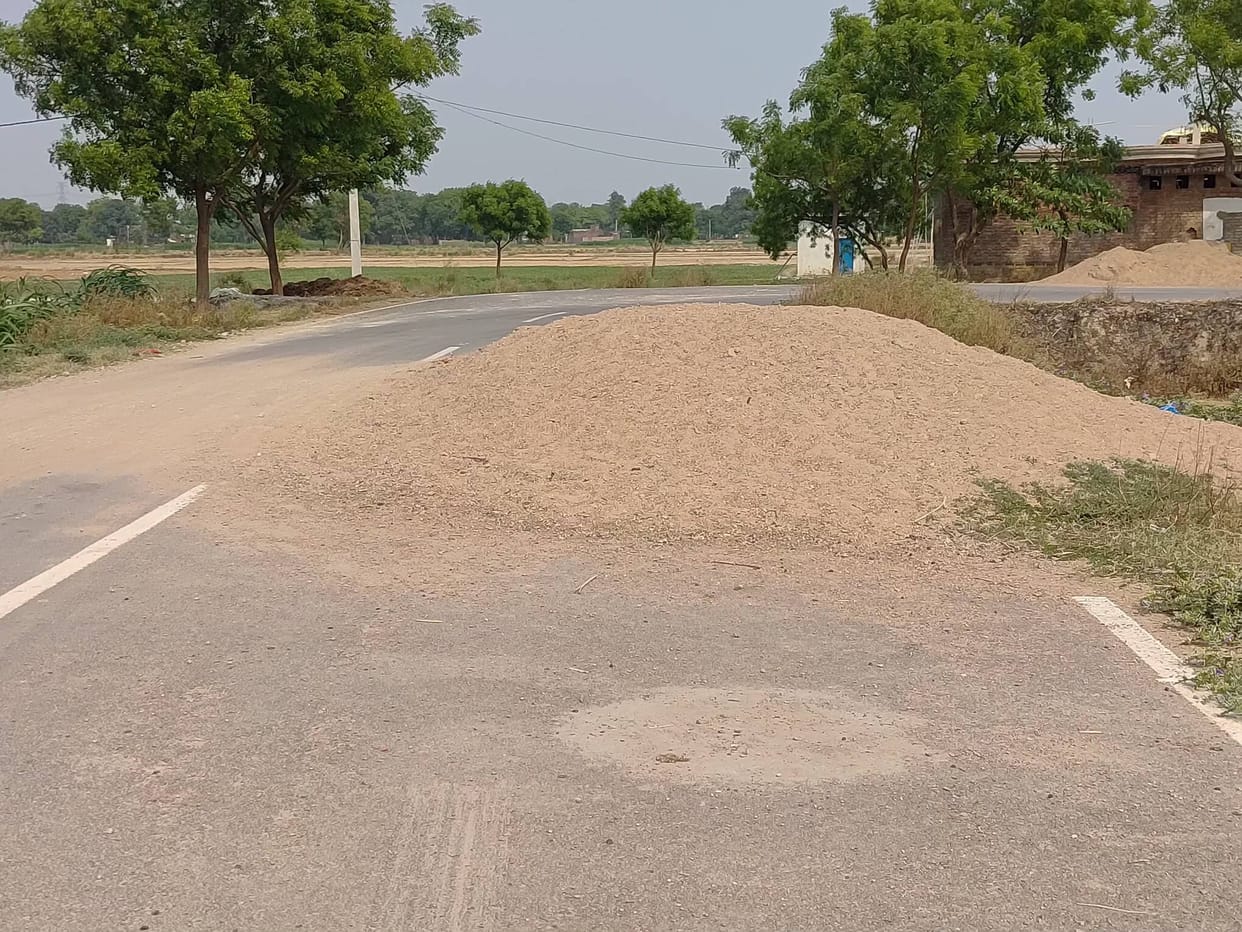 Ballast and sand spread on the contact, risk of accident