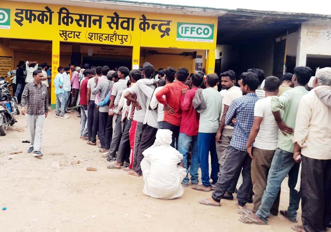Long queues forming at IFFCO centers for urea.