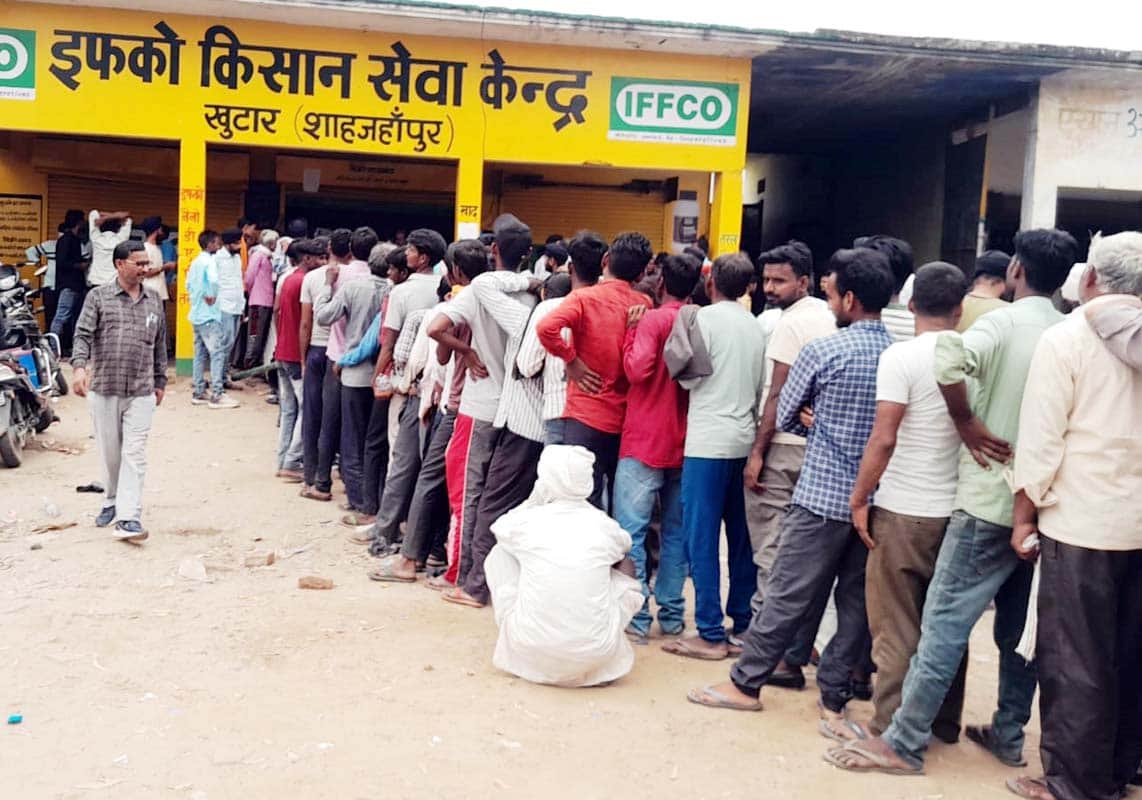 खुटार के इफको किसान सेवा केंद्र पर यूरिया लेने को लगी भीड़। संवाद