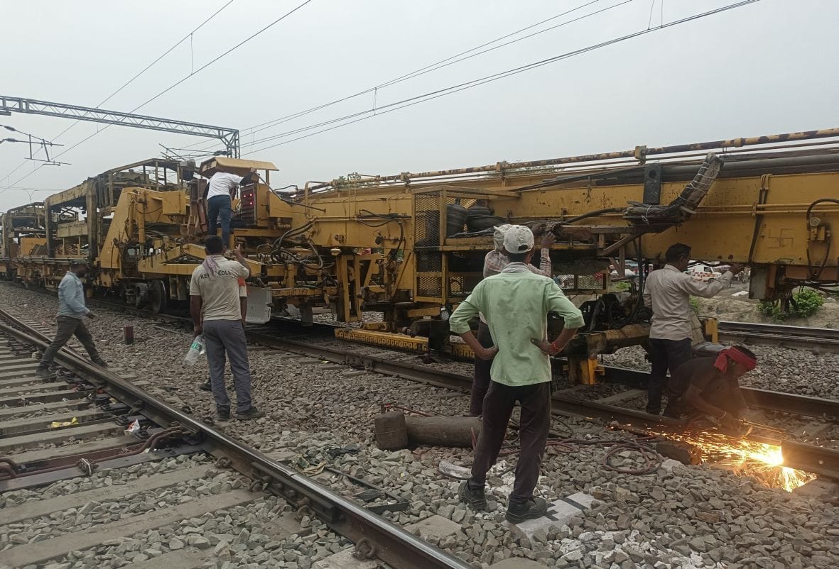 The crossing remained closed for two hours and sleepers were replaced