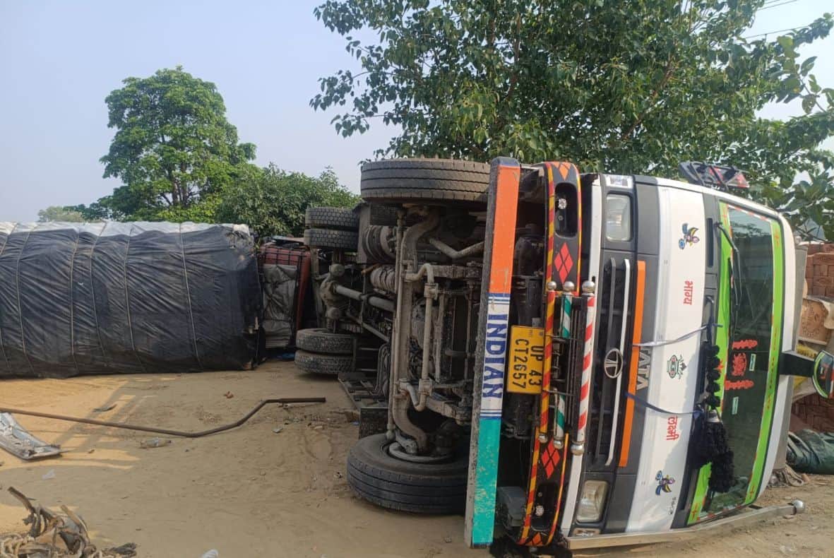 लंभुआ के बेदूपारा के निकट हाईवे के किनारे पड़े दुर्घटनाग्रस्त वाहन।